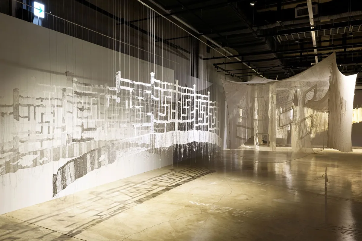 Imagen 4: Sumakshi Singh, Spanning the void, 2025 y PÉRO, Entangled Memories, Interwoven Stories, 2025, vista de la instalación en Hyundai Translocal Series: Entangled and Woven, Cheongju Craft Biennale 2025 © Comité Organizador de la Bienal de Artesanía de Cheongju, foto de Wooil Kim