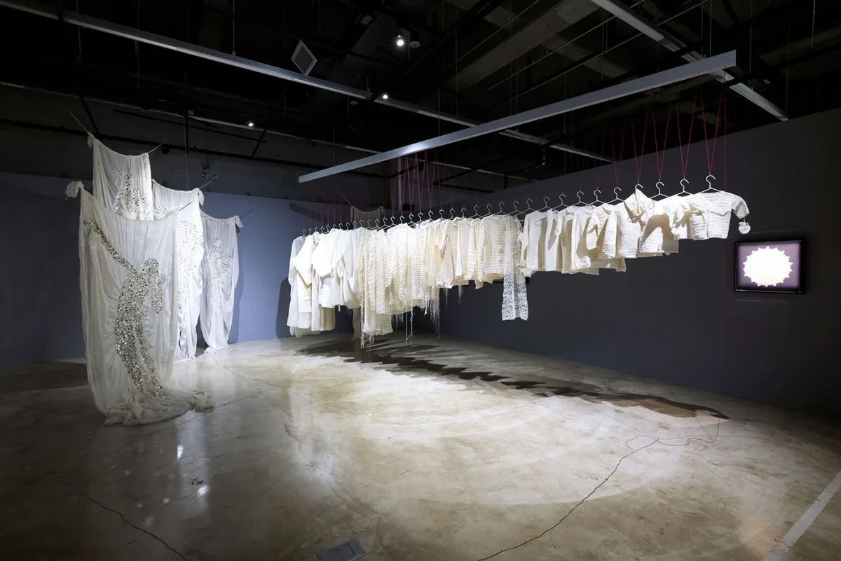 Imagen 5: Somi Ko, People of One, Continuum, 2025, vista de la instalación en Hyundai Translocal Series: Entangled and Woven, Cheongju Craft Biennale 2025 © Comité Organizador de la Bienal de Artesanía de Cheongju, foto de Wooil Kim