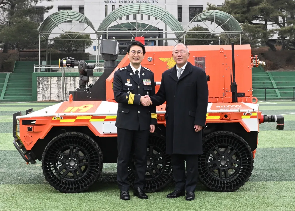 Hyundai Motor Group y bomberos de Corea junto al robot de extinción de incendios